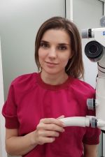 стоматолог-терапевт Алёна Анатольевна Бобракова у микроскопа для лечения зубов